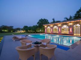 Elivaas Enchantia Luxury 6BHK Villa with Pvt Pool in Gurgaon, cabaña o casa de campo en Bhundsi
