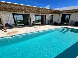 Villa con piscina en Golf Isla Canela Links, hotel en Ayamonte