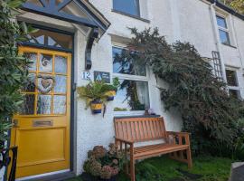 Alma's Cottage at Penmaenmawr, hotel with parking in Penmaen-mawr