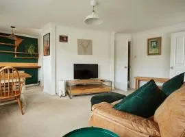 Premium Central Stroud Apartment with Parking x2