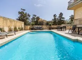 Tranquil Mansion - 3 Bed, Pool, BBQ & Gaming Room