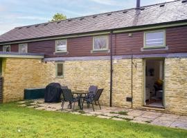 Orchard Cottage: Lake Access & Facilities On-site, hotell i Somerford Keynes