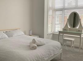Iris Home in Southsea FREE street parking and pets welcome, hotel in Portsmouth