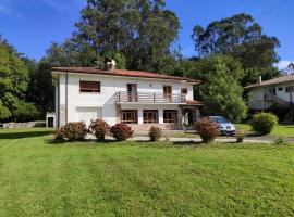 Charming 6-Bed Chalet in Llanes, hotell i Llanes