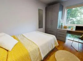 Student Only Private Room in Apartments at Collingwood