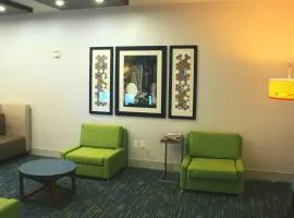 Holiday Inn Express Hotel & Suites Marina by IHG