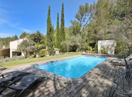 Family cottage with private pool, hotel en Fuveau