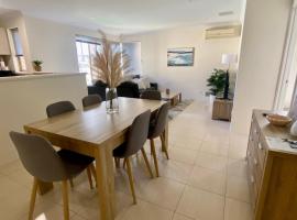 3-Bedroom Kinross Beachside Abode, casa en Kinross