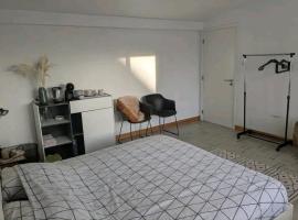 Tweepersoonskamer centrum Poperinge, sted med privat overnatting i Poperinge