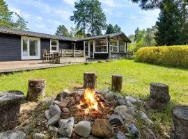3 Bedroom Cozy Home In Fårevejle