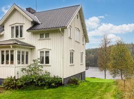 Nice Home In Ambjrnarp With Lake View, hotell i Ambjörnarp