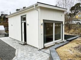 Newly built Attefall house located in Tumba just outside Stockholm، كوخ في Tumba