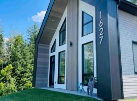 Le Jarret Noir! Chalet NEUF en nature SPA/Vue Lac, hotel con estacionamiento en Poh&eacute;n&eacute;gamook