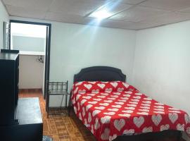 Habitación con baño privado para 1 o 2 personas, отель в городе Манисалес