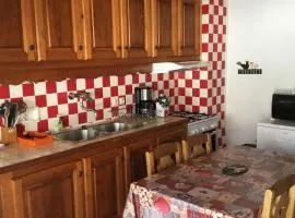 Appartement 3 pièces avec balcon, proche des remontées mécaniques et du centre, parking inclus - FR-1-676-56