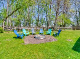 White Lake Vacation Rental - Walk to Lake Access!, hotel with parking in Walled Lake