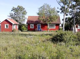 Cozy cottage in Aleklinta, north of Borgholm, close to the sea, atostogų namelis mieste Borgholmas