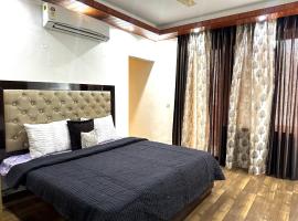 cozy room with attached washroom, hotel dengan parkir di Gurgaon