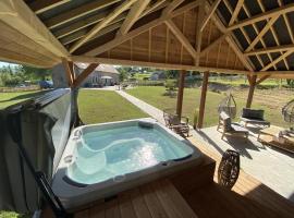 Chaignonnières Roulotte 19pers jacuzzi 15min mer, hotel in La Chaise-Beaudouin