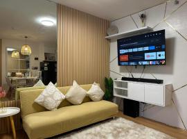 Raven's Nest Cozy Condo with Netflix Wi-fi in Imus, hotelli kohteessa Imus