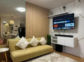 Raven's Nest Cozy Condo with Netflix Wi-fi in Imus、Imusのコンドミニアム