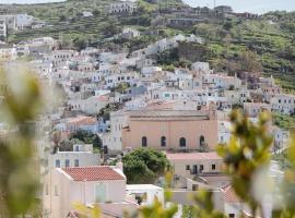 House above the castle, holiday home in Ioulida