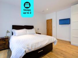 Stunning Newly Fully Furnished Bedroom Ensuite - Room 2, viešbutis mieste Brentvudas