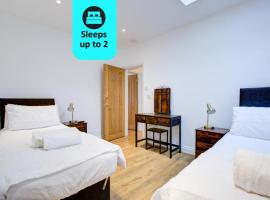 Spacious Bedroom Ensuite with 2 Single Beds - Room 3, viešbutis mieste Brentvudas