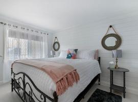 Modern Condo With Pool Steps From Vanderbilt Beach, hotel em Naples