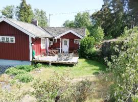 House with lake plot and own jetty on Skansholmen outside Nykoping, hotel i Nyköping