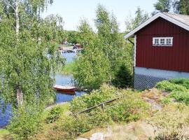 House with lake plot and own jetty on Skansholmen outside Nykoping، كوخ في نيكوبينغ