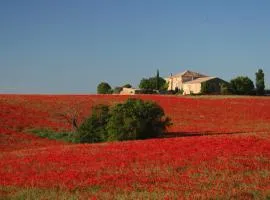 La Feniere, holiday home in the heart of lavender fields with swimming pool