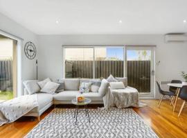 Central dog friendly townhouse., hotel in Williamstown