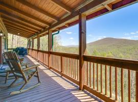 Family Cabin with Private Hot Tub and Views in Boone!，布恩的滑雪度假村