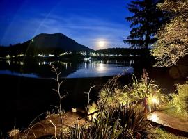 Private Room On Waterfront Property With Hot Tub Firepit - Sea Esta, hotel i Ucluelet