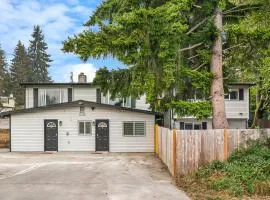 Brand New Designer's Modern 1BR Home 1min to I-5