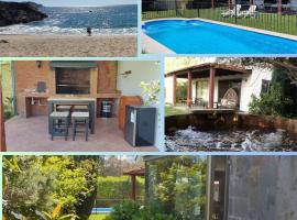 CasaPingueral 10Perso CercaPlaya TinajaConHidromasaje Piscina, hótel í Tomé