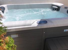 Evagelia's deluxe villa-Jacuzzi in Skopelos center, Hotel in Skopelos