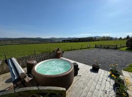 Drumhead Cottage Finzean, Banchory Aberdeenshire Self Catering with Hot Tub، شقة في Finzean