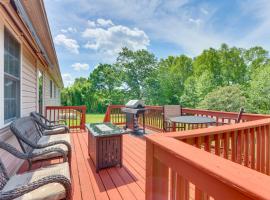 Chatham Getaway with Fireplace, Deck and Gas Grill!, holiday home in Chatham