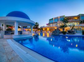 Caesar resort 1+1 – hotel z basenem w mieście Perivolia tou Trikomou