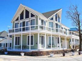 Sunset Kisses- Beachfront Luxury vacation rental, hotel in South Haven