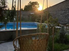 Holiday house with pool, hotel en Vagharshapat