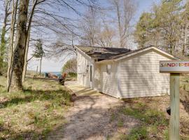 Beachfront Lake Michigan Cottage with Fire Pit and Deck, feriebolig i Muskegon