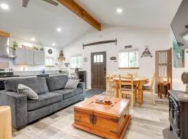 Cozy Cottage with Park Pass, 1 Mi to Jenkinson Lake!