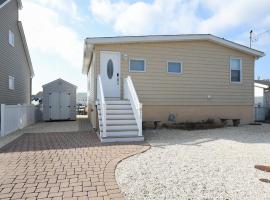 Beautiful Pet Friendly Lagoonfront Ranch In Beach Haven West!, hotell i Manahawkin