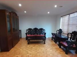 A Unique Holiday Home between Avalon Airport and Melbourne CBD, Hotel in Werribee