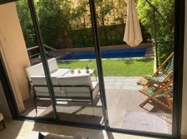 New villa in Marrakech palmeraie: Marakeş'te bir otoparklı otel