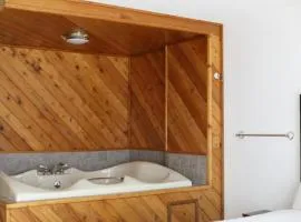 Bridge Inn Tomahawk - Suite 201, Kitchen, Hot Tub, Fireplace, Balcony, River View