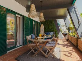 Surf GuestHouse - 7min walk to the beach, gjestgiveri i Pataias